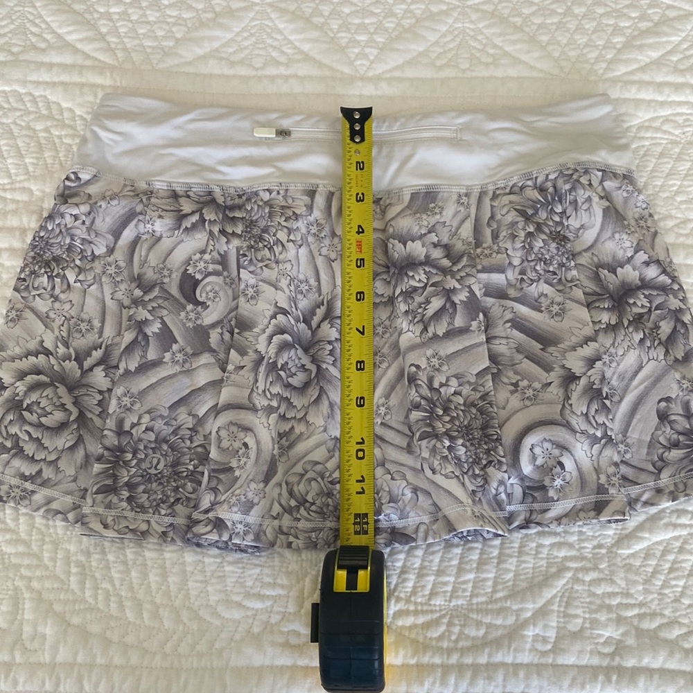 Lululemon athletic skirt. Sz 8 black gray and white print